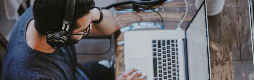 homme au téléphone pour du support informatique