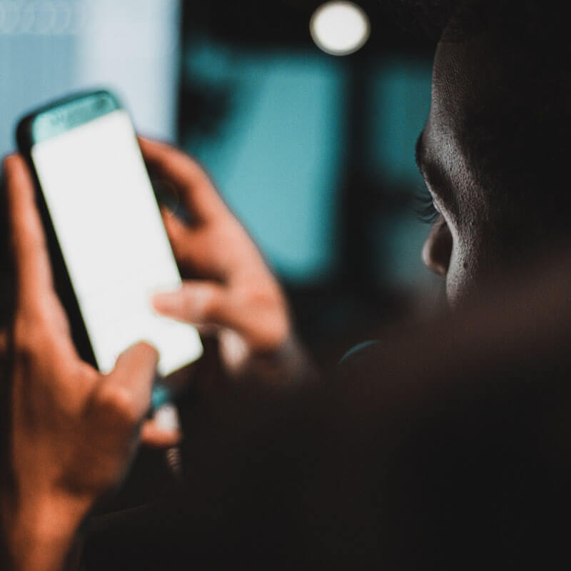 telephone tenu par un homme